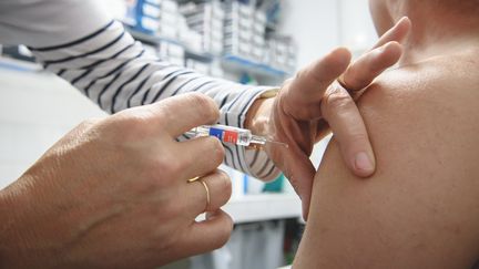 Un pharmacien administre le vaccin contre la grippe en 2019. (MAXPPP)