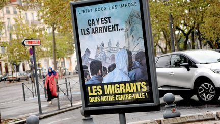 L'une des affiches polémiques installées à Béziers (Hérault) par le maire, Robert Ménard, le 13 octobre 2016. (MAXPPP)