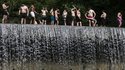 Des jeunes s'amusent à sauter dans une rivière à Saint-Jean d'Arvey, en Savoie (photo d'illustration). (VINCENT ISORE / MAXPPP)