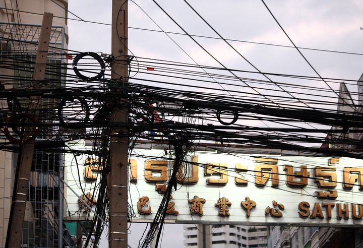 Des câbles suspendus aux poteaux dans la ville de Bangkok (LIONEL DECONINCK / FRANCEINFO)