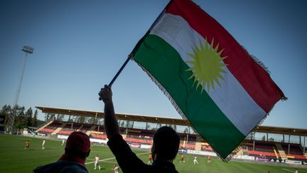 Un drapeau du Kurdistan brandi lors de la première Coupe du monde de la CONIFA en juin 2014, à Oestersund en Suède. (JONATHAN NACKSTRAND / AFP)