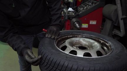 Voiture : les équipements neige et verglas bientôt de retour (FRANCE 2)