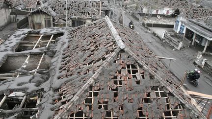 Les toits des maisons de Malang (Indon&eacute;sie) sont perform&eacute;s apr&egrave;s une &eacute;ruption du mont Kelud, le 17 f&eacute;vrier 2014. (AMAN ROCHMAN / AFP)