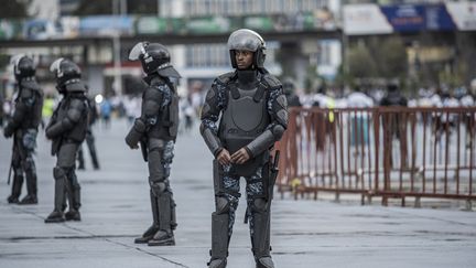 Federal police officers stand guard at Meskel Square on April 29, 2022, in Addis Ababa, the Ethiopian capital.  (AMANUEL SILESHI / AFP)