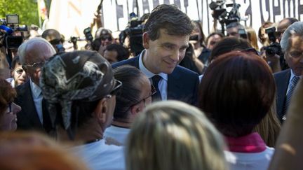 Le ministre du Redressement productif, Arnaud Montebourg, s'est rendu &agrave; G&eacute;menos&nbsp;(Bouches-du-Rh&ocirc;ne) pour rencontrer les salari&eacute;s de Fralib,&nbsp;vendredi 25 mai 2012. (FRED DUFOUR / AFP)