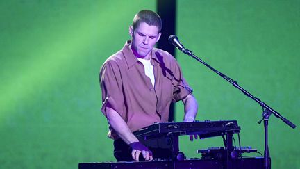 Le chanteur Hervé sur la scène des Victoires de la musique, à Boulogne-Billancourt (Hauts-de-Seine) le 12 février 2021 (BERTRAND GUAY / AFP)