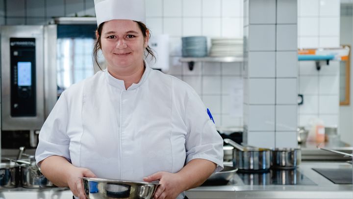 La cheffe Sandrine Sollier du restaurant Les Beaux Mets dans la prison des Baumettes à Marseille, le 14 novembre 2022. (CAROLINE DUTREY)