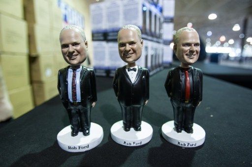 Des figurines à l'effigie du maire de Toronto, Rob Ford, destinées à lancer sa campagne, lors d'un rassemblement à Toronto le 17 avril 2014. ( AFP PHOTO/GEOFF ROBINS)