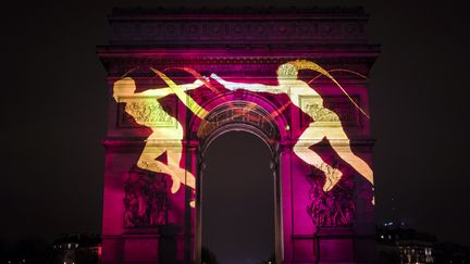 Projection sur l'Arc de Triomphe, à Paris, le 31 décembre 2016. (LIONEL BONAVENTURE / AFP)