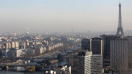 Un nuage de pollution dans le ciel de Paris le 26 mars 2012. (KENZO TRIBOUILLARD / AFP)