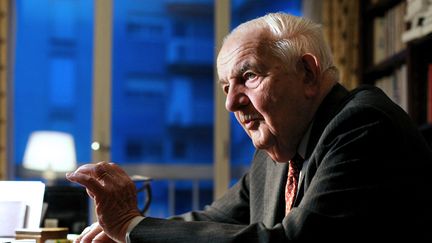 Alfred Grosser dans son bureau à Paris en 2009 (THOMAS COEX / AFP)