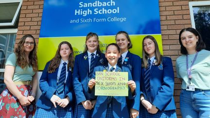 Les collégiennes et lycéennes de l'école de Sandbach, au nord-est de l'Angleterre, réclament l'interdiction des uniformes scolaires dans les sex-shops et dans la pornographie. (RICHARD PLACE / RADIO FRANCE)