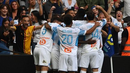 Les Marseillais célèbrent le but de Bamba Dieng contre Rennes, lors de la 6e journée de Ligue 1.&nbsp; (CHRISTOPHE SIMON / AFP)