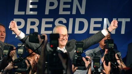 Le président du Front National et candidat à l'élection présidentielle, Jean Marie Le Pen, réagit après l'annonce des premières estimations des résultats du premier tour des élections, le 21 avril 2002 à Saint-Cloud au quartier général du Front National.&nbsp; (ERIC FEFERBERG / AFP)