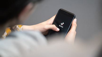 A user opens the TikTok application on April 25, 2024, in Berlin (Germany).  (HANNES P. ALBERT / DPA / AFP)