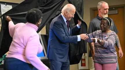 Le président américain Joe Biden sort de l'isoloir après avoir voté par anticipation à l'élection présidentielle américaine à New Castle, dans l'Etat du Delaware, le 28 octobre 2024. (ANDREW CABALLERO-REYNOLDS / AFP)