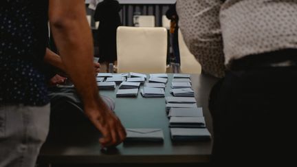 Des enveloppes lors du dépouillement du premier tour des élections législatives aux Avirons (Réunion), le 30 juin 2024. (OPHELIE VINOT / HANS LUCAS / AFP)