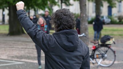 De petits rassemblements étaient organisés ailleurs en France, comme ici à Nancy (Meurthe-et-Moselle), où une quinzaine de personnes se sont retrouvées sur un parking, en&nbsp;gardant leurs distances. (FRED MARVAUX / REA)