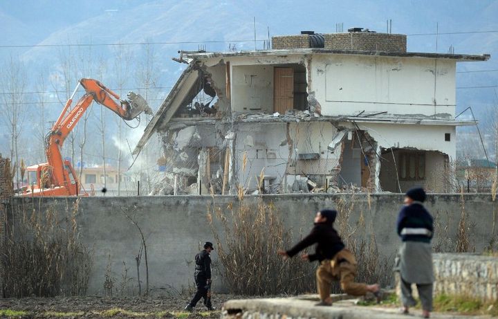 La maison d'Oussama Ben Laden, &agrave; Abbottabad, est d&eacute;truite par un bulldozer, le 26 f&eacute;vrier 2012.&nbsp; (AAMIR QURESHI / AFP)