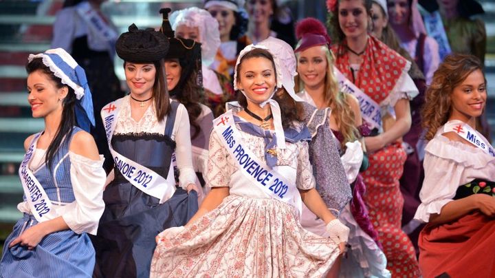 Miss Provence d&eacute;file au Lido, le 10 d&eacute;cembre 2012. (MIGUEL MEDINA / AFP)