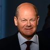 Le chancelier allemand, Olaf Scholz, et le président français, Emmanuel Macron, le 9 mai 2022 à Berlin. (JOHN MACDOUGALL / AFP)