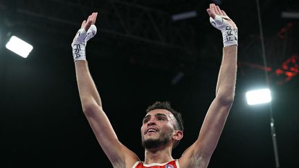 Billal Bennama célébrant sa qualification pour les demi-finales de la boxe aux Jeux olympiques de Paris, le 2 août 2024. (MOHD RASFAN / AFP)