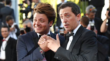 Kev Adams (gauche) et Gad Elmaleh lors de la montée des marches du festival de Cannes, le 21 mai 2016. (ANNE-CHRISTINE POUJOULAT / AFP)