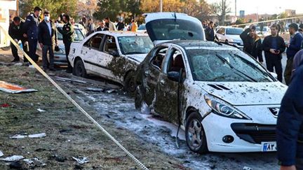 Des voitures endommagées à la suite d'une double explosion meurtrière lors d'un rassemblement à la mémoire du général Qassem Soleimani, à Kerman, au sud de l'Iran, le 3 janvier 2024. (FARSNEWS / MAXPPP)