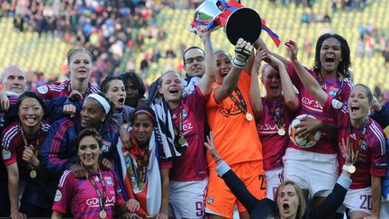 Les joueuses de Lyon savourent leur deuxi&egrave;me titre en Ligue des champions dames, le 17 mai, &agrave; Munich. (CHRISTOF STACHE / AFP)