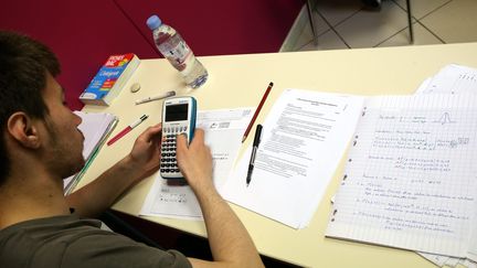 Un étudiant révise son BAC à Montbéliard en Franche-Comté. (LIONEL VADAM / MAXPPP)