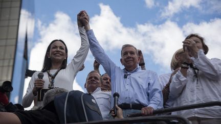 Les opposants vénézuéliens Maria Corina Machado et Edmundo Gonzalez Urrutia devant le siège des Nations unies à Caracas, au Venezuela, le 30 juillet 2024. (JONATHAN LANZA / NURPHOTO / AFP)