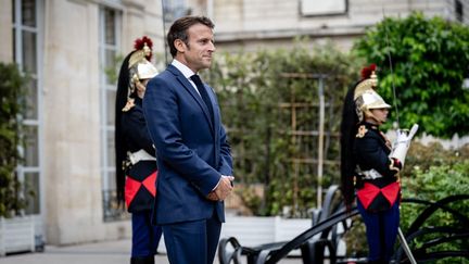 Le président de la République Emmanuel Macron sur le perron de l'Elysée, le 20 juillet 2022. (XOSE BOUZAS / HANS LUCAS / AFP)