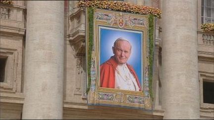 Portrait de Jean-Paul II sur la place Saint-Pierre, le 1er mai 2011