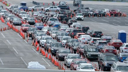 Les habitants patientent dans leurs voitures pour&nbsp;effectuer des tests de dépistage du coronavirus&nbsp;au Hard Rock Stadium de Miami, en Floride, le 2 juillet 2020. (GARY I ROTHSTEIN / MAXPPP)