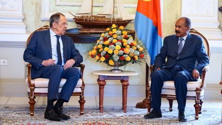 Le ministre russe des Affaires étrangères, Sergei Lavrov, rencontre le président de l'Érythrée, Isaias Afwerki, à Asmara, le 26 janvier 2023. (HANDOUT / RUSSIAN FOREIGN MINISTRY / VIA AFP)