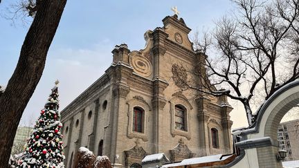 Sapin de Noël devant la cathédrale Nantang de Pékin (Chine), décembre 2023 (RADIO FRANCE)