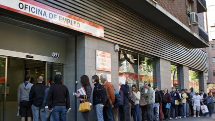 Des ch&ocirc;meurs devant une agence pour l'emploi &agrave; Madrid (Espagne), le 4 juin 2013. (SEBASTIEN BERDA / AFP)