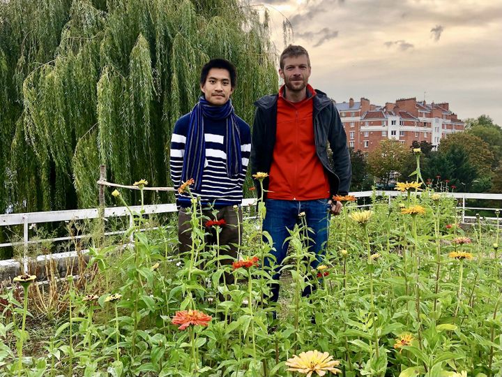 Tran-Phi Vu et Félix Romain, les deux jeunes créateurs de la Ferme florale urbaine.&nbsp; (ISABELLE MORAND / FERME FLORALE URBAINE / RADIO FRANCE / FRANCE INFO)