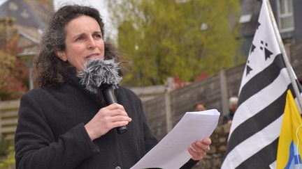 La journaliste Morgan Large lors d'un rassemblement en son soutien, en avril 2021 (SAMUEL UGUEN / MAXPPP)