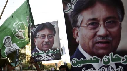 Des affiches de l'ex-président pakistanais Pervez Musharraf, le 24 décembre 2019 à Karachi. (RIZWAN TABASSUM / AFP)