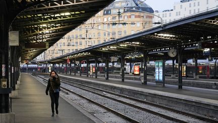 Une jeune femme marche sur le quai de la gare de l'Est à Paris, le 13 décembre 2019. (MARTIN BUREAU / AFP)