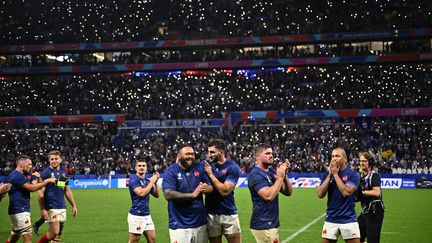 Les joueurs de l'équipe de France détendus après leur qualification pour les quarts de finale de leur Mondial, le 6 octobre 2023, après la victoire contre l'Italie, à Lyon. (SEBASTIEN BOZON / AFP)