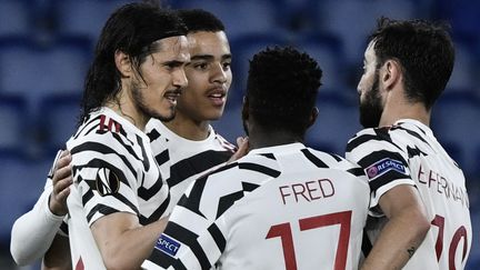 L'attaquant de Manchester United,&nbsp;Edinson Cavani, félicité par ses coéquipiers après son but au Stade Olympique de Rome le 6 mai 2021. (FILIPPO MONTEFORTE / AFP)