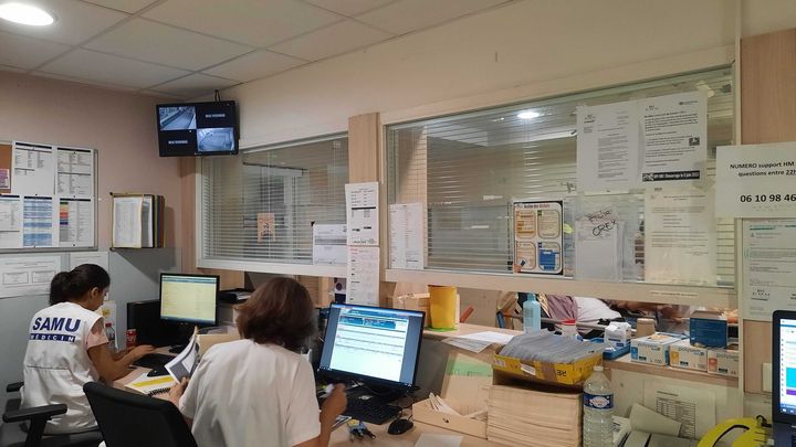 Un guichet de l'accueil des urgences au CHU de Nîmes (Gard), le 19 juillet 2023. (LOUIS BOY / FRANCEINFO)