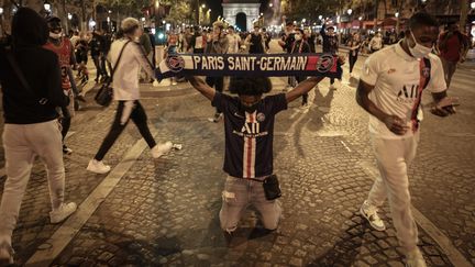 Des supporters du PSG, le 24 août 2020, après la défaite de leur club en finale de la Ligue des champions contre le Bayern Munich. (MAXPPP)