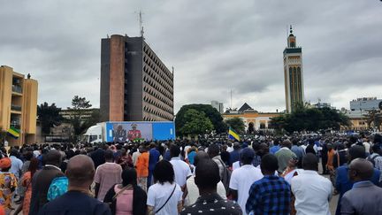 Plusieurs milliers de Gabonais ont assisté à l'investiture de Brice Oligui Nguema, sur l'esplanade de la mosquée Hassan II de Libreville. (GILLES GALLINARO / RADIOFRANCE)