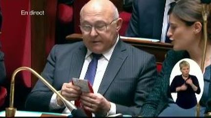 VIDEO. En pleine séance publique à l'Assemblée, Michel Sapin sort sa nouvelle paire de chaussettes