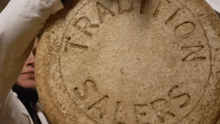 Direction le Cantal, où débute dans quelques jours la fabrication du célèbre Salers, le fromage emblématique de la région. Le produire est tout un art, avec un cahier des charges bien précis. (FRANCE 2)