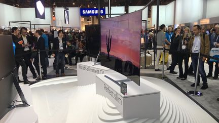 &nbsp; (Un écran incurvé Samsung au CES 2016 © JC)