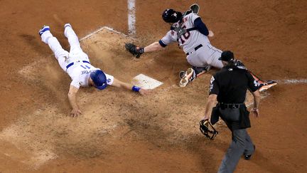 Logan Forsythe (Los Angeles Dodgers) marque un point contre les Houston Astro (SEAN M. HAFFEY / GETTY IMAGES NORTH AMERICA)